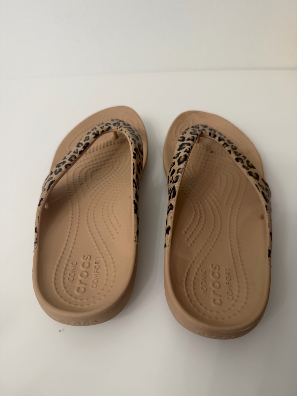 CROCS Women’s Leopard Strap Sandals in Beige and Black Size 7 - Picture 5 of 8